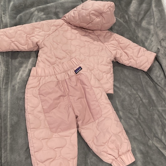 Patagonia snowsuit 6-12 mo (runs large) - Picture 3 of 3